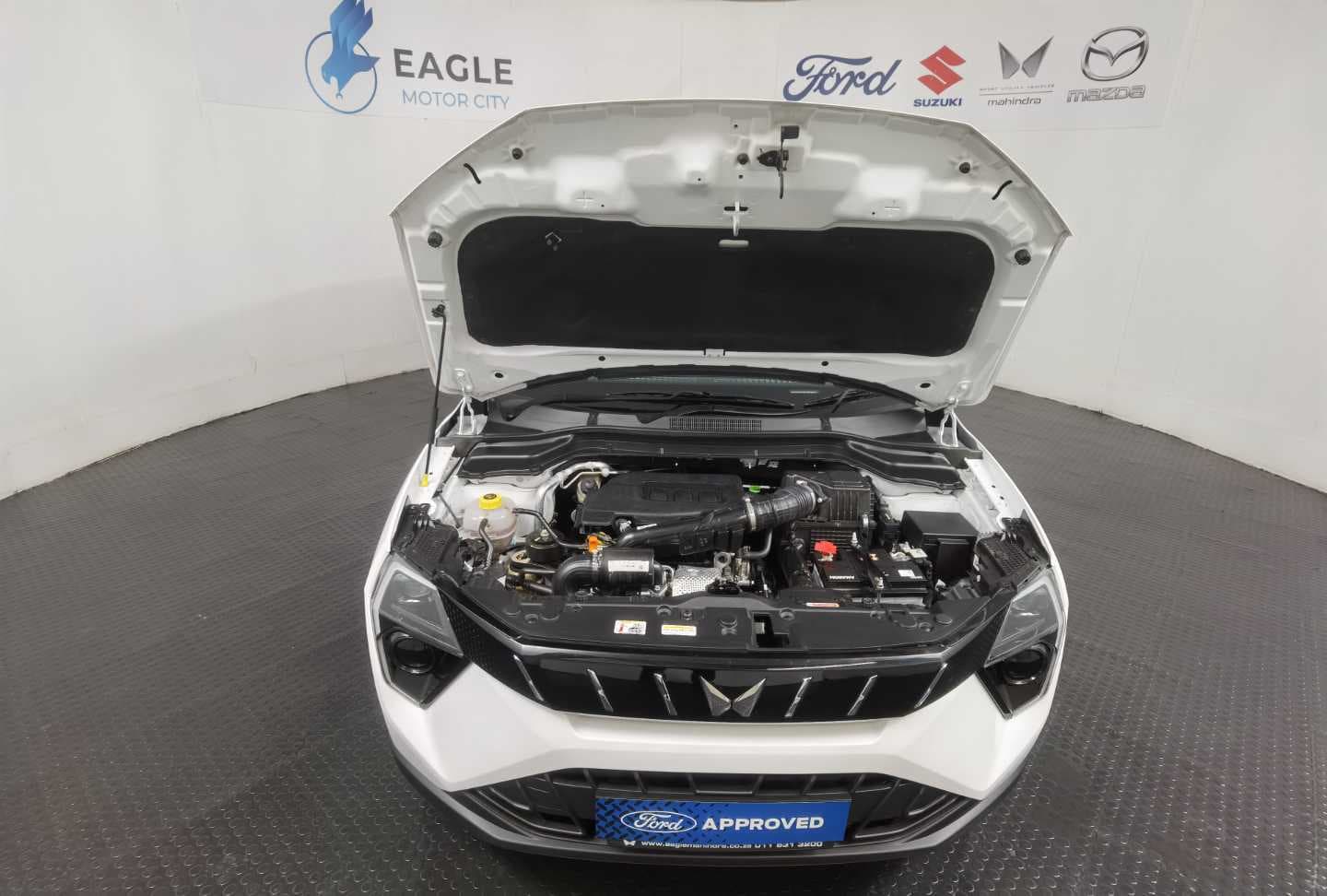 MAHINDRA XUV3XO 1.2T AX5 A/T image 4