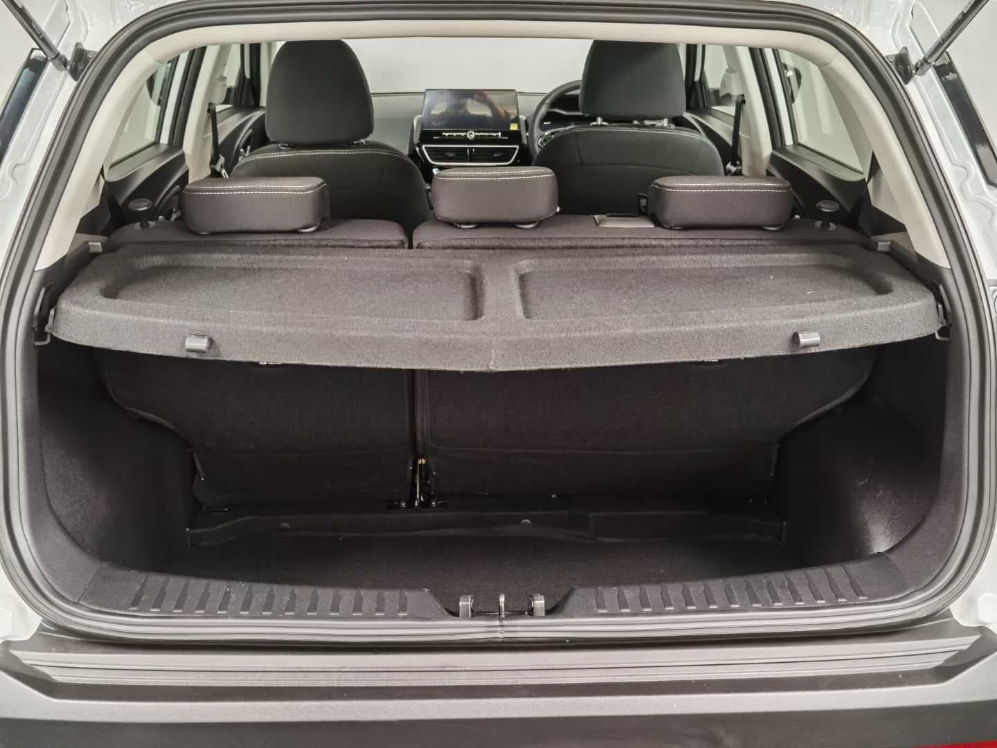 MAHINDRA XUV3XO 1.2T AX5 A/T image 7