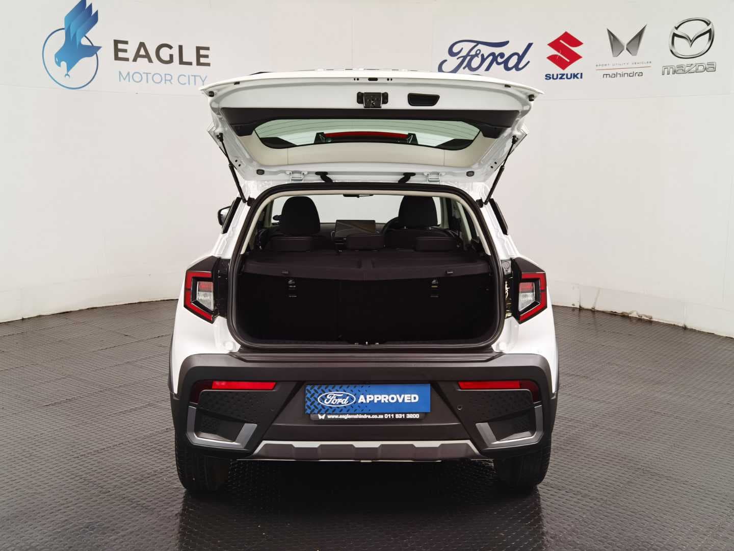 MAHINDRA XUV3XO 1.2T AX5 A/T image 6