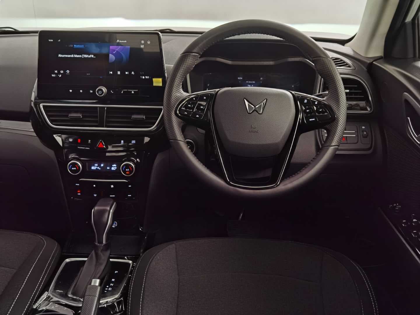 MAHINDRA XUV3XO 1.2T AX5 A/T image 17
