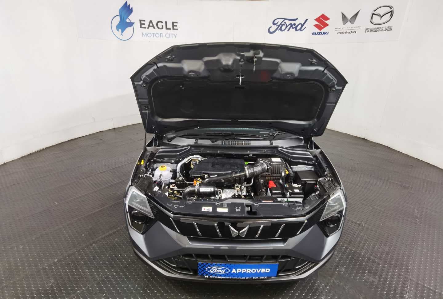 MAHINDRA XUV3XO 1.2T AX5 A/T image 4