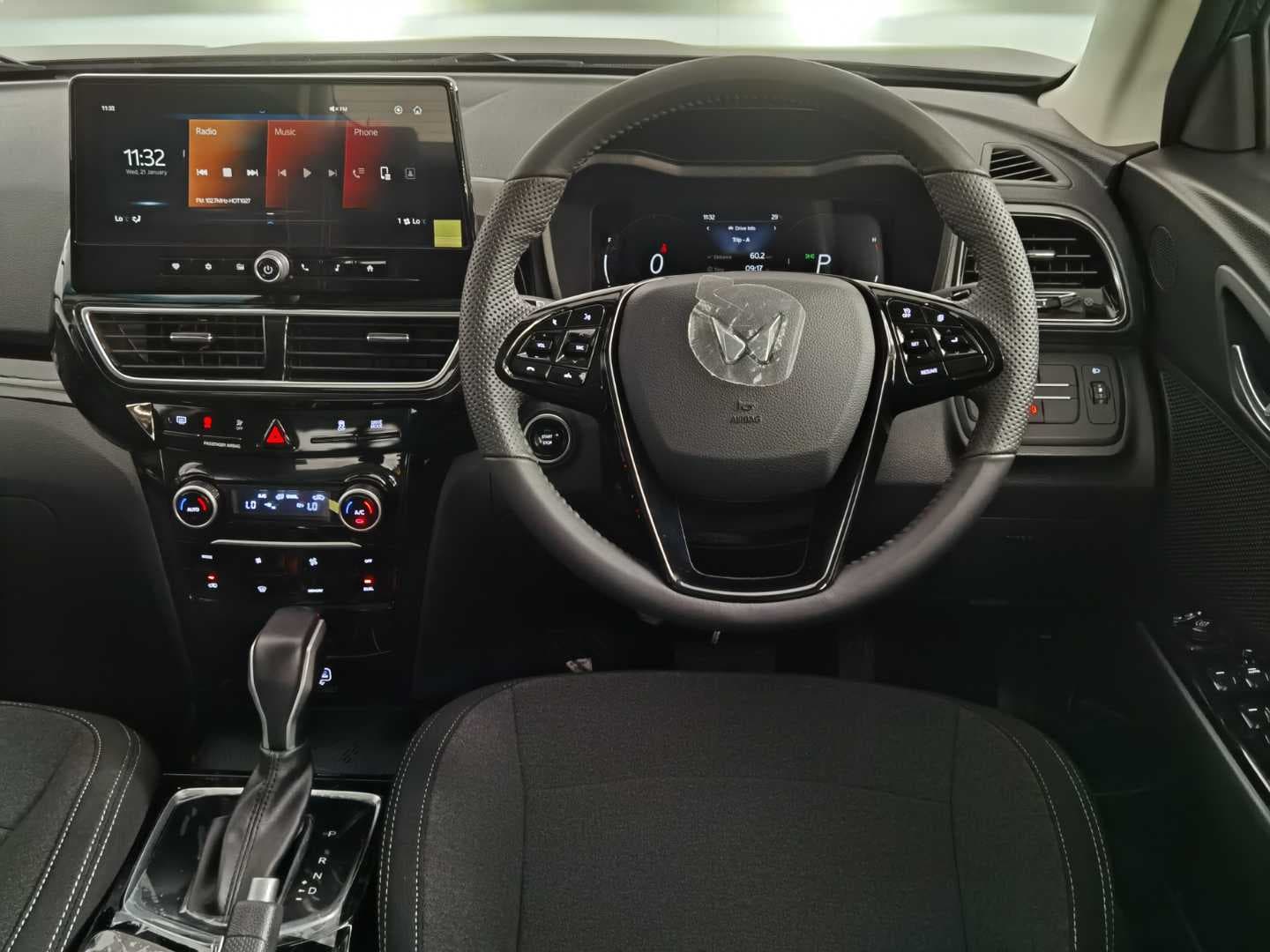 MAHINDRA XUV3XO 1.2T AX5 A/T image 18