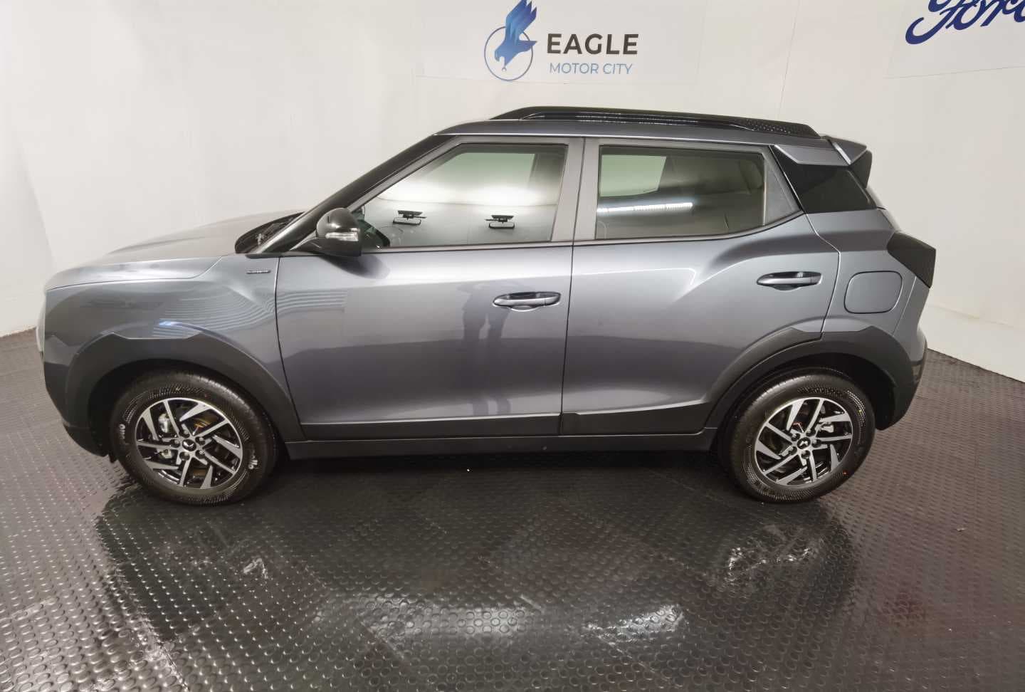 MAHINDRA XUV3XO 1.2T AX5 A/T image 11