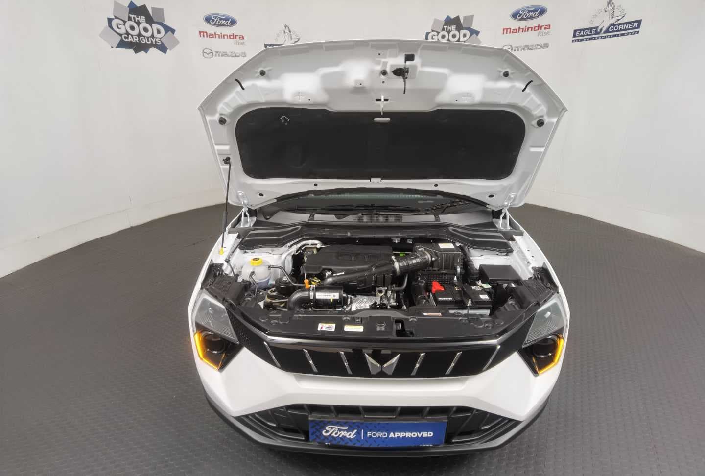 MAHINDRA XUV3XO 1.2T MX2 A/T image 4