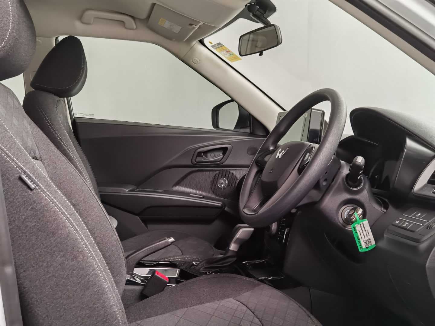MAHINDRA XUV3XO 1.2T MX2 A/T image 11
