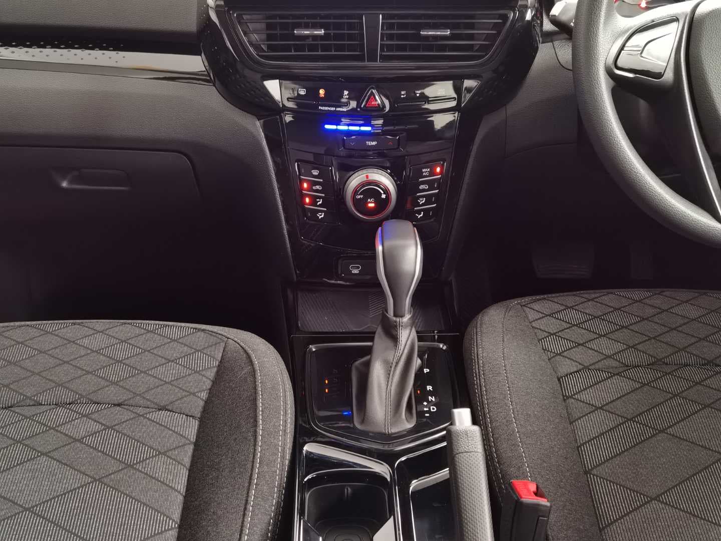 MAHINDRA XUV3XO 1.2T MX2 A/T image 12