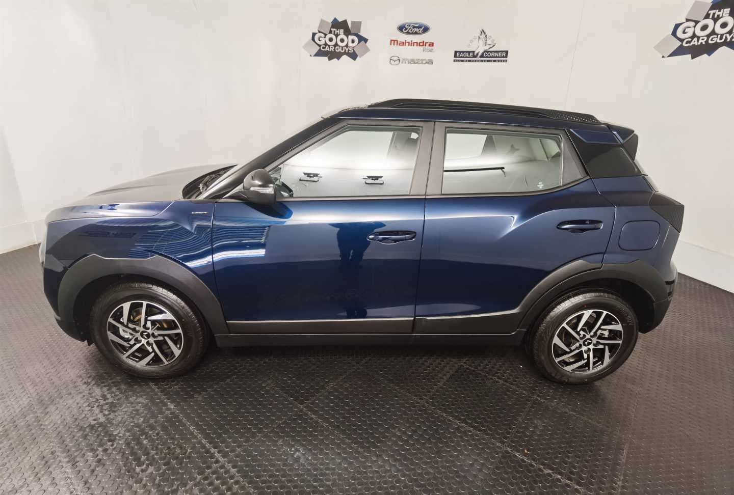 MAHINDRA XUV3XO 1.2T AX5 A/T image 10