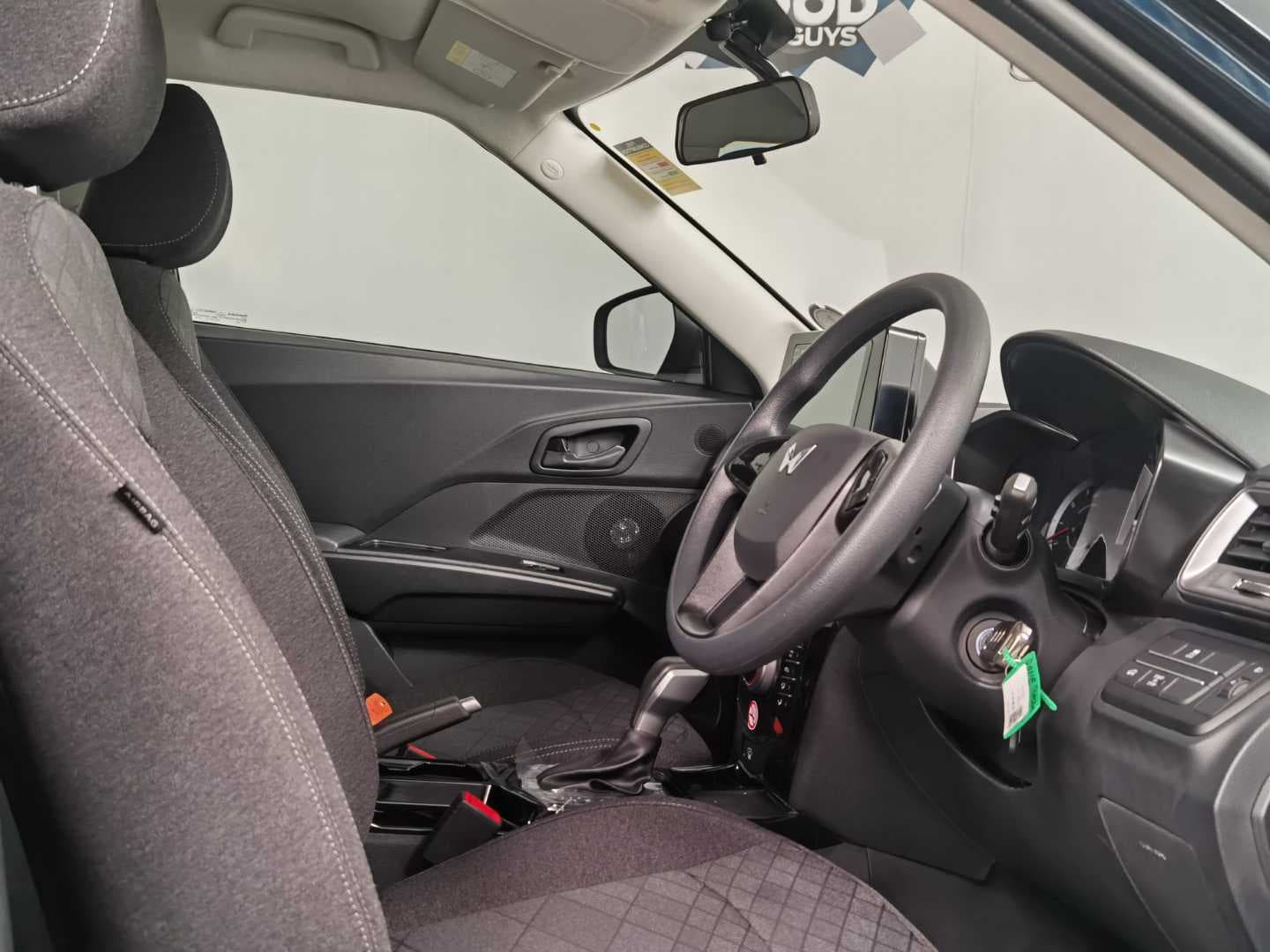 MAHINDRA XUV3XO 1.2T MX2 A/T image 13
