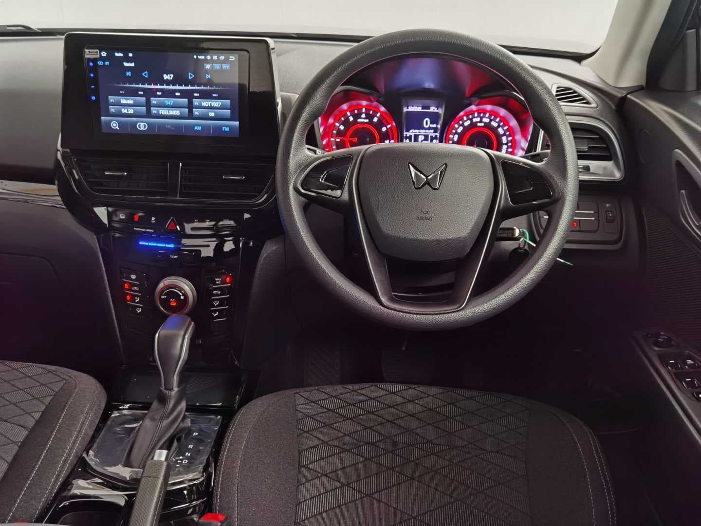 MAHINDRA XUV3XO 1.2T MX2 A/T image 15
